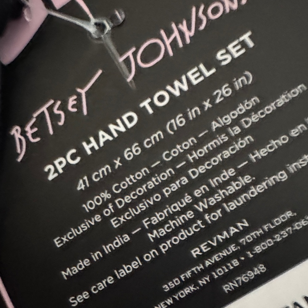 Betsey Johnson Black Towel Set with Pink Lips - Picture 4 of 4